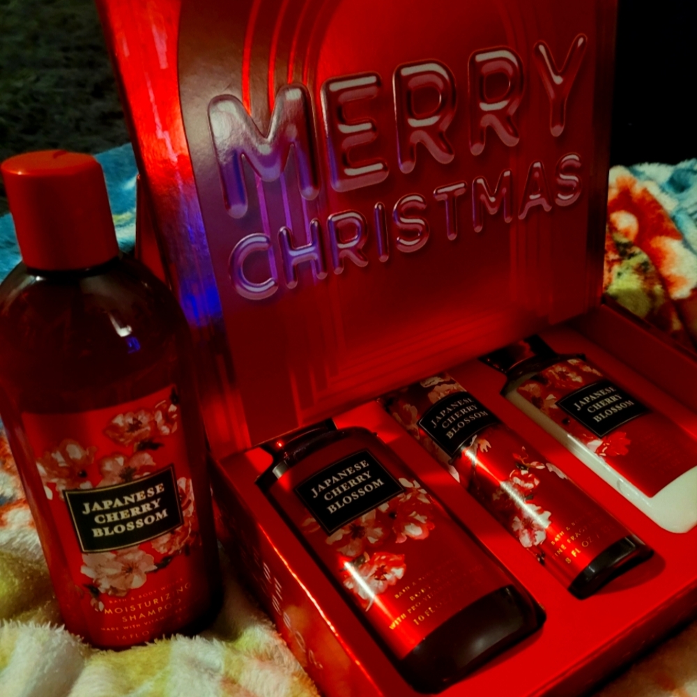 Bath & Body Works Japanese Cherry Blossom Gift Set